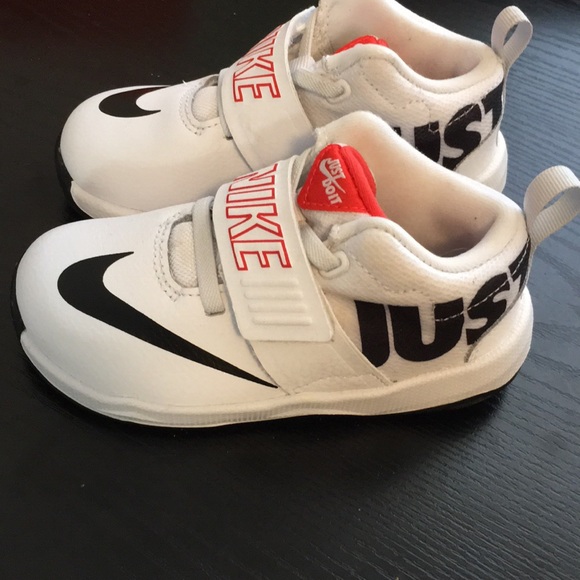 Kids Nike Basketball Running Shoes NWT - Picture 3 of 7